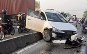 Ô tô nổ lốp tông nhiều khối bê tông phân cách "bay" vào 2 xe máy Ô tô nổ lốp tông nhiều khối bê tông phân cách "bay" vào 2 xe máy