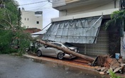 Bão số 9 bắt đầu càn quét Quãng Ngãi, hàng trăm nhà dân bị tốc mái Bão số 9 bắt đầu càn quét Quãng Ngãi, hàng trăm nhà dân bị tốc mái