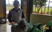 Nhặt được vàng trong đồ cứu trợ, anh nông dân ở Hà Tĩnh tìm chủ nhân trả lại Nhặt được vàng trong đồ cứu trợ, anh nông dân ở Hà Tĩnh tìm chủ nhân trả lại