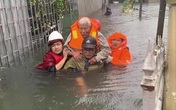 Giải cứu gần 200 hộ dân TP Vinh mắc kẹt giữa biển nước Giải cứu gần 200 hộ dân TP Vinh mắc kẹt giữa biển nước