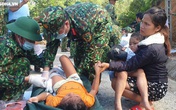 "3 đứa con bị đất đá vùi hết"- Đôi mắt vô hồn của người mẹ, anh bộ đội thành giá đỡ truyền nước cho nạn nhân ở Trà Leng "3 đứa con bị đất đá vùi hết"- Đôi mắt vô hồn của người mẹ, anh bộ đội thành giá đỡ truyền nước cho nạn nhân ở Trà Leng