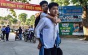 Nam sinh cõng bạn 10 năm đến trường mong bạn mình sẽ có nhiều bạn tốt ở môi trường mới Nam sinh cõng bạn 10 năm đến trường mong bạn mình sẽ có nhiều bạn tốt ở môi trường mới