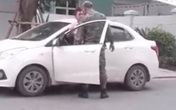 Hà Nội: Nhân viên bảo vệ chung cư cao cấp túm cổ, đạp liên tiếp vào tài xế taxi công nghệ vì nhắc nhở mà không chịu đi Hà Nội: Nhân viên bảo vệ chung cư cao cấp túm cổ, đạp liên tiếp vào tài xế taxi công nghệ vì nhắc nhở mà không chịu đi