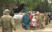 Lũ lên nhanh, hàng trăm chiến sỹ công an gấp rút giúp dân di dời Lũ lên nhanh, hàng trăm chiến sỹ công an gấp rút giúp dân di dời