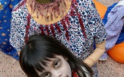 Bé gái hóa trang không đầu đi xin kẹo Halloween Bé gái hóa trang không đầu đi xin kẹo Halloween