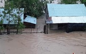 Hình ảnh nước đổ về ầm ầm, người dân miền Trung lại tất tả chạy lũ trong đêm Hình ảnh nước đổ về ầm ầm, người dân miền Trung lại tất tả chạy lũ trong đêm