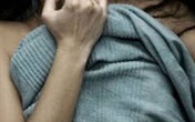 Đang làm chuyện "người lớn” với bé gái 12 tuổi thì bị lộ, nam thanh niên 17 tuổi hốt hoảng bỏ chạy Đang làm chuyện "người lớn” với bé gái 12 tuổi thì bị lộ, nam thanh niên 17 tuổi hốt hoảng bỏ chạy