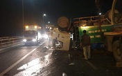 Xe chở rác lật, rác chắn ngang cầu Nhật Tân Xe chở rác lật, rác chắn ngang cầu Nhật Tân