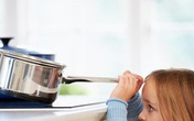 Trẻ một tuổi bị bỏng nặng do nghịch bát mì tôm Trẻ một tuổi bị bỏng nặng do nghịch bát mì tôm