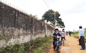 Tường rào bê tông nức toác, hơn 600 học sinh sống trong sợ hãi Tường rào bê tông nức toác, hơn 600 học sinh sống trong sợ hãi