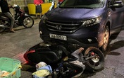 Xe máy chở phụ nữ mang thai bị ôtô kéo lê 500 m Xe máy chở phụ nữ mang thai bị ôtô kéo lê 500 m