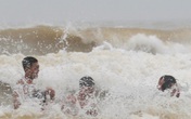 Biển động sóng cao phủ đầu, người dân Đà Nẵng vẫn liều mình tắm biển sau bão Biển động sóng cao phủ đầu, người dân Đà Nẵng vẫn liều mình tắm biển sau bão