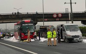 Hà Nội: Hàng chục bao bột đá rơi trên cao tốc, 2 xe khách "lĩnh chưởng" Hà Nội: Hàng chục bao bột đá rơi trên cao tốc, 2 xe khách "lĩnh chưởng"
