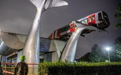 Tàu metro lao qua rào chắn, nằm vắt vẻo trên "đuôi cá voi" Tàu metro lao qua rào chắn, nằm vắt vẻo trên "đuôi cá voi"