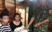 Bé gái Vân Kiều bị tràng hoa quấn cổ ra đời trong bão lũ ở Quảng Trị đã xuất viện về nhà Bé gái Vân Kiều bị tràng hoa quấn cổ ra đời trong bão lũ ở Quảng Trị đã xuất viện về nhà