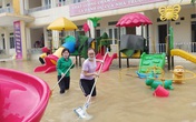 Giáo viên, phụ huynh xuyên đêm dọn dẹp trường lớp sau lũ Giáo viên, phụ huynh xuyên đêm dọn dẹp trường lớp sau lũ