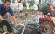 Ấm lòng sau cơn bão: Những người sửa mái tôn, "chạy nước" miễn phí cho bà con miền Trung Ấm lòng sau cơn bão: Những người sửa mái tôn, "chạy nước" miễn phí cho bà con miền Trung