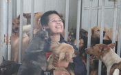 Người phụ nữ dành cả tuổi thanh xuân đi giải cứu thú cưng Người phụ nữ dành cả tuổi thanh xuân đi giải cứu thú cưng