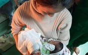 Vụ bé trai sơ sinh nghi bị bỏ rơi trong nhà vệ sinh ở Thanh Hóa: Người chồng sản phụ lên tiếng Vụ bé trai sơ sinh nghi bị bỏ rơi trong nhà vệ sinh ở Thanh Hóa: Người chồng sản phụ lên tiếng