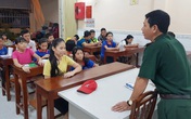Thầy giáo mang "quân hàm xanh” 16 năm dạy lớp học tình thương Thầy giáo mang "quân hàm xanh” 16 năm dạy lớp học tình thương