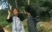 Một học sinh dùng mũ bảo hiểm đánh liên tiếp vào đầu bạn Một học sinh dùng mũ bảo hiểm đánh liên tiếp vào đầu bạn