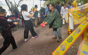 Người ăn xin "bủa vây" đền Chợ Củi (Hà Tĩnh) Người ăn xin "bủa vây" đền Chợ Củi (Hà Tĩnh)