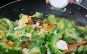 Cực ngon món mướp đắng xào ba loại trứng Cực ngon món mướp đắng xào ba loại trứng