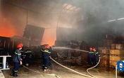 Cháy lớn tại kho chứa hàng ở TP Vinh