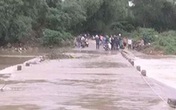 Nước cuốn xe bán tải khi qua tràn, một cán bộ giao thông mất tích Nước cuốn xe bán tải khi qua tràn, một cán bộ giao thông mất tích