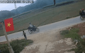 Kinh hãi khoảnh khắc bé trai mải chơi chạy băng qua đường, đúng lúc chiếc ô tô chồm tới với tốc độ cao Kinh hãi khoảnh khắc bé trai mải chơi chạy băng qua đường, đúng lúc chiếc ô tô chồm tới với tốc độ cao