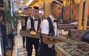 Dân tình chóng mặt với cách phục vụ có 1-0-2: Nhân viên đi giày trượt đưa đồ ăn bằng tốc độ 'ánh sáng', coi mà chỉ sợ đổ! Dân tình chóng mặt với cách phục vụ có 1-0-2: Nhân viên đi giày trượt đưa đồ ăn bằng tốc độ 'ánh sáng', coi mà chỉ sợ đổ!