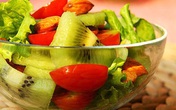 Nếu chị em đã chán ăn rau củ luộc trong mỗi bữa cơm, món salad xanh mướt vừa ngon vừa bắt mắt này sẽ giúp bạn đổi vị mà chỉ tốn 5 phút chế biến! Nếu chị em đã chán ăn rau củ luộc trong mỗi bữa cơm, món salad xanh mướt vừa ngon vừa bắt mắt này sẽ giúp bạn đổi vị mà chỉ tốn 5 phút chế biến!