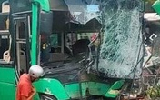 Ô tô khách đối đầu xe bồn rồi tông hàng loạt xe máy, nhiều người bị thương Ô tô khách đối đầu xe bồn rồi tông hàng loạt xe máy, nhiều người bị thương