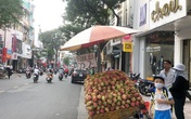 Trái cây đang có giá rẻ không tưởng, chất đầy các hè đường Trái cây đang có giá rẻ không tưởng, chất đầy các hè đường