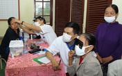 Khám, cấp thuốc miễn phí cho người dân chịu thiệt hại nặng do bão, lũ Khám, cấp thuốc miễn phí cho người dân chịu thiệt hại nặng do bão, lũ