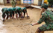 Hình ảnh lính biên phòng căng mình thu dọn lớp bùn dày cả mét sau mưa lũ Hình ảnh lính biên phòng căng mình thu dọn lớp bùn dày cả mét sau mưa lũ
