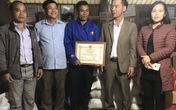 Khen thưởng người đàn ông dũng cảm cứu 3 người bị nước cuốn khi đi nhận hàng cứu trợ Khen thưởng người đàn ông dũng cảm cứu 3 người bị nước cuốn khi đi nhận hàng cứu trợ