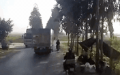 Lao vào xe máy để tranh đường, tài xế ô tô tải có hành động gây phẫn nộ ngay sau đó Lao vào xe máy để tranh đường, tài xế ô tô tải có hành động gây phẫn nộ ngay sau đó