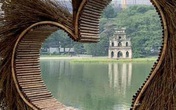 Xôn xao bức ảnh một mô hình trái tim làm bằng tre đặt ở Hồ Gươm Xôn xao bức ảnh một mô hình trái tim làm bằng tre đặt ở Hồ Gươm