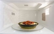 Bạn cứ vô tư để thức ăn vào lò vi sóng quay mà không đậy nắp, nếu biết tác hại của nó ắt hẳn bạn sẽ không dám tái diễn Bạn cứ vô tư để thức ăn vào lò vi sóng quay mà không đậy nắp, nếu biết tác hại của nó ắt hẳn bạn sẽ không dám tái diễn