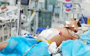 Bé 9 tuổi bị cô đặc máu, nguy kịch vì sốt xuất huyết Bé 9 tuổi bị cô đặc máu, nguy kịch vì sốt xuất huyết