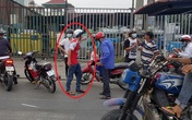 Rút gậy dọa đánh người ngăn cản sau va chạm giao thông, thanh niên bị dân vây đánh túi bụi ở Sài Gòn Rút gậy dọa đánh người ngăn cản sau va chạm giao thông, thanh niên bị dân vây đánh túi bụi ở Sài Gòn