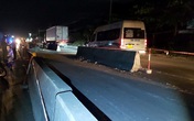 Xe máy va dải phân cách trên QL1A, 2 người thương vong Xe máy va dải phân cách trên QL1A, 2 người thương vong