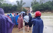Nữ sinh lớp 6 bị nước cuốn trôi khi đi qua đập tràn Nữ sinh lớp 6 bị nước cuốn trôi khi đi qua đập tràn