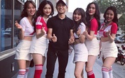 Cuộc sống của chàng trai chạy theo xe buýt Arsenal từng làm dậy sóng người hâm mộ thế giới 7 năm trước bây giờ ra sao? Cuộc sống của chàng trai chạy theo xe buýt Arsenal từng làm dậy sóng người hâm mộ thế giới 7 năm trước bây giờ ra sao?