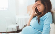Tôi gần như kiệt sức và suy sụp vì vừa mang bầu con thứ hai, vừa cho con thứ nhất bú... Tôi gần như kiệt sức và suy sụp vì vừa mang bầu con thứ hai, vừa cho con thứ nhất bú...