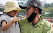 Chuyện "gà trống ôm con" mưu sinh trên vỉa hè Hà Nội: Con vừa chào đời thì vợ mất, con 4 tuổi - 2 bố con đón đủ 4 cái Tết ngoài đường Chuyện "gà trống ôm con" mưu sinh trên vỉa hè Hà Nội: Con vừa chào đời thì vợ mất, con 4 tuổi - 2 bố con đón đủ 4 cái Tết ngoài đường