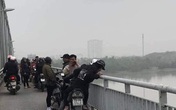 Mẹ trẻ để lại xe máy, ôm con hơn 1 tuổi nhảy cầu tự tử Mẹ trẻ để lại xe máy, ôm con hơn 1 tuổi nhảy cầu tự tử