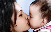 Không chỉ lây COVID- 19, những căn bệnh nguy hiểm có thể cướp đi sự sống của trẻ từ nụ hôn không thể ngờ Không chỉ lây COVID- 19, những căn bệnh nguy hiểm có thể cướp đi sự sống của trẻ từ nụ hôn không thể ngờ
