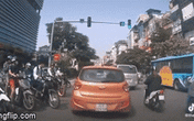 Nam sinh chạy xe tạt đầu ô tô, pha thách thức sau đó khiến bao người bất ngờ: Cháu ở nhà ngoan không? Nam sinh chạy xe tạt đầu ô tô, pha thách thức sau đó khiến bao người bất ngờ: Cháu ở nhà ngoan không?